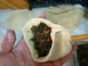 按自已习惯捏成柳叶形或圆形包子；