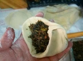 按自已习惯捏成柳叶形或圆形包子；