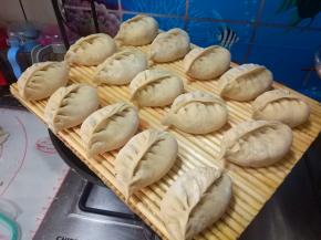 盖上保鲜膜，醒发两倍大（醒好的面团，轻按表面，可以缓慢回弹，恢复原状）； 二发一定要醒发到位，否则蒸好的包子会出现死面，发不起来的现象。