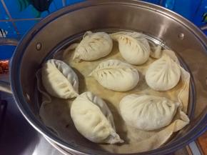 锅内注入凉水，蒸屉刷油，或垫上打湿的屉布，放上醒好的包子。大火烧开后，转中火，继续蒸二十分钟。关火，焖三分钟，揭锅盖。