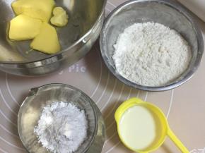 将食材准备好，黄油切小块室温软化