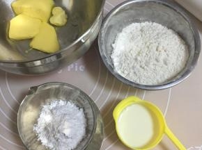将食材准备好，黄油切小块室温软化