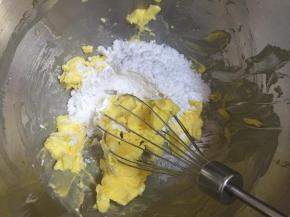 将软化好的黄油低速打散后筛入糖粉打至顺滑