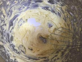 分多次加入牛奶，每加一次用打蛋器搅打均匀后再加下一次