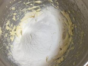 筛入低筋面粉混合均匀至看不到面粉