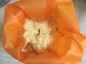 裱花嘴放入裱花袋中，我用是SN的7092花嘴，挤曲奇非常适合，将裱花袋套在杯子中装入面糊，用刮板将面糊推向裱花嘴的位置