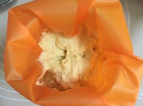 裱花嘴放入裱花袋中，我用是SN的7092花嘴，挤曲奇非常适合，将裱花袋套在杯子中装入面糊，用刮板将面糊推向裱花嘴的位置