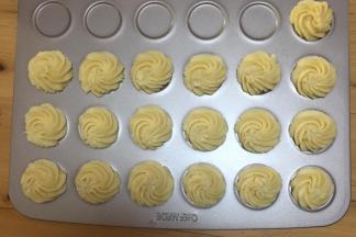 逆时针挤出曲奇花型 ，放入预热好的烤箱内170度20分钟 ，（烤箱温度仅供参考）
