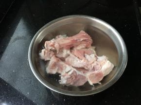 这是清水泡了三个小时的骨头，中途换了六次水，看看这颜色跟刚开始没有泡的时候的区别多大