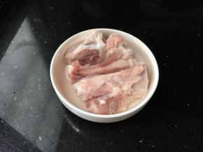 然后用温水仔细的清洗，一根根的用温水流水状冲洗干净，又干净了非常多