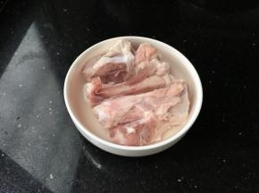 然后用温水仔细的清洗，一根根的用温水流水状冲洗干净，又干净了非常多