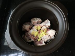 拍入三块姜进去