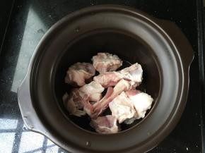 洗干净之后的骨头放入汤锅，非常的白净