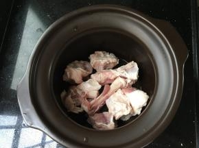 洗干净之后的骨头放入汤锅，非常的白净