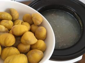 汤煲了一个半小时的时候非常的白的，这个时候加入板栗