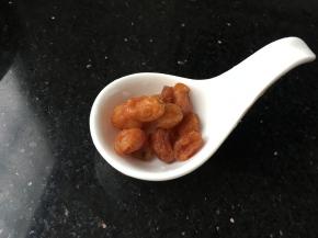 桂圆干洗净待用