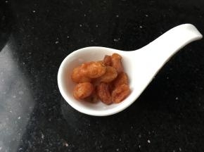 桂圆干洗净待用