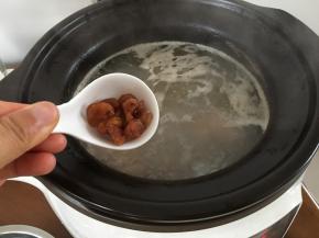 随之一起加入，再煲汤二十分钟调盐即可饮用了。真的非常之鲜美，按照这个方法一锅鲜汤绝对错不了