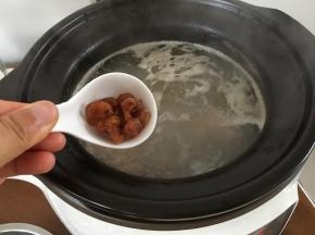 随之一起加入，再煲汤二十分钟调盐即可饮用了。真的非常之鲜美，按照这个方法一锅鲜汤绝对错不了