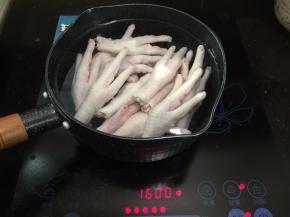 2. 冷水下锅煮开，煮8—10分钟