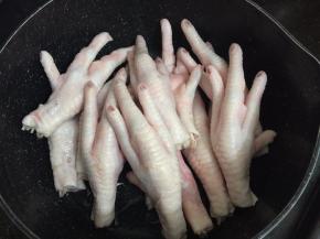 1. 把鸡爪的指甲剪去