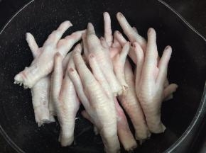 1. 把鸡爪的指甲剪去