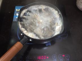 3. 冷水下锅的好处是把鸡爪里的血水全部慢慢给煮出来，煮好捞出