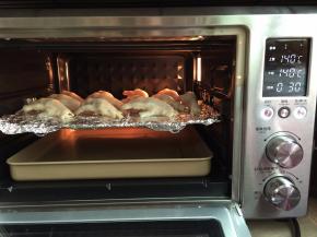 4. 把捞出的鸡爪铺在包了锡纸的烤网上
中层上下火140度30分钟