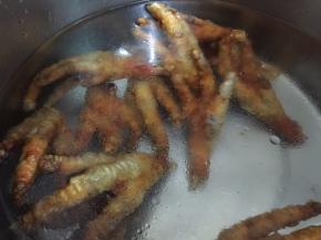 7. 炸好的鸡爪倒入冷水中泡发至虎皮