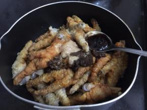 9. 依次把所有的酱料都加入鸡爪中，加入豆豉，生粉拌匀