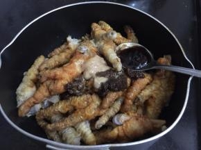 9. 依次把所有的酱料都加入鸡爪中，加入豆豉，生粉拌匀