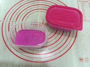 5. 打好的雪糕糊倒进盒子