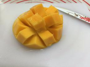 11. 芒果切花取芒果肉
