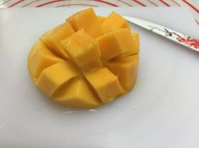 11. 芒果切花取芒果肉