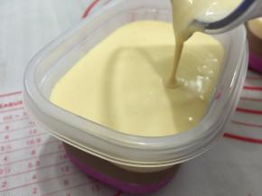 13. 顺滑的雪糕糊倒入盒子