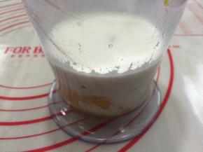 12. 把材料混合一起打发