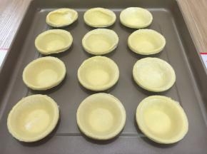 1. 准备好蛋挞皮，提前预热烤箱上火180度下火150度10分钟