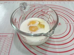 2. 鸡蛋和牛奶装在量杯里