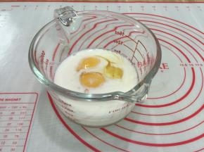 2. 鸡蛋和牛奶装在量杯里