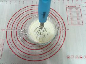 6. 用打蛋器搅拌均匀