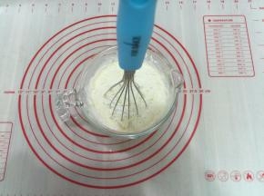 6. 用打蛋器搅拌均匀