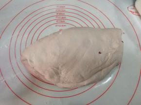 然后将面团上下对折；