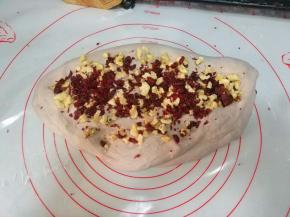 稍微按压，再把剩下的核桃碎和蔓越蔓碎撒在表面；