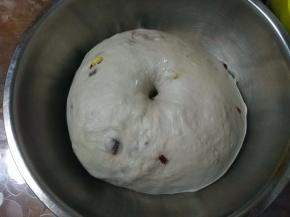 面团发酵至两倍大，在表面戳个洞，洞口不回缩不塌陷，发酵完成；