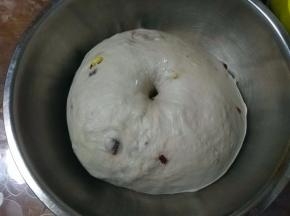 面团发酵至两倍大，在表面戳个洞，洞口不回缩不塌陷，发酵完成；