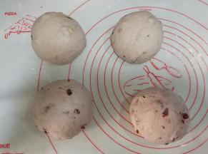 将面团分成四等份，分别排气揉圆，盖保鲜膜，醒发三十分钟；