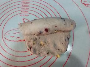 翻面，由上至下卷起；