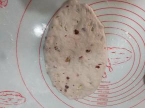 醒发好的面团，擀成橄榄形，有气泡的地方要拍掉；