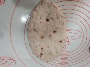 醒发好的面团，擀成橄榄形，有气泡的地方要拍掉；