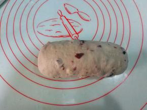 捏紧收口，呈长棍形；